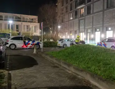 Politie met kogelwerende vesten naar flatwoning