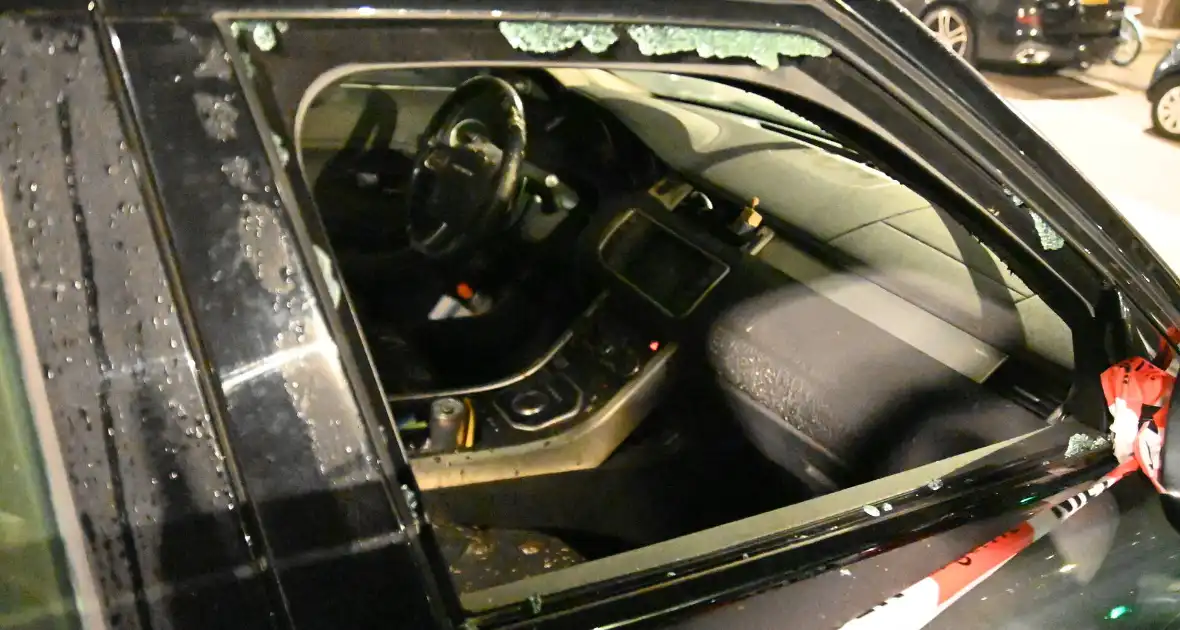 Autobrand na ingegooide zijruit