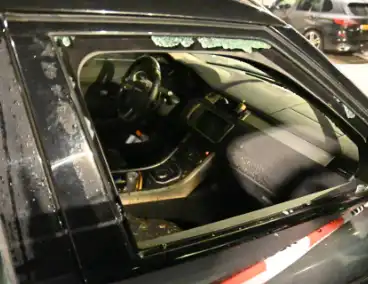 Autobrand na ingegooide zijruit