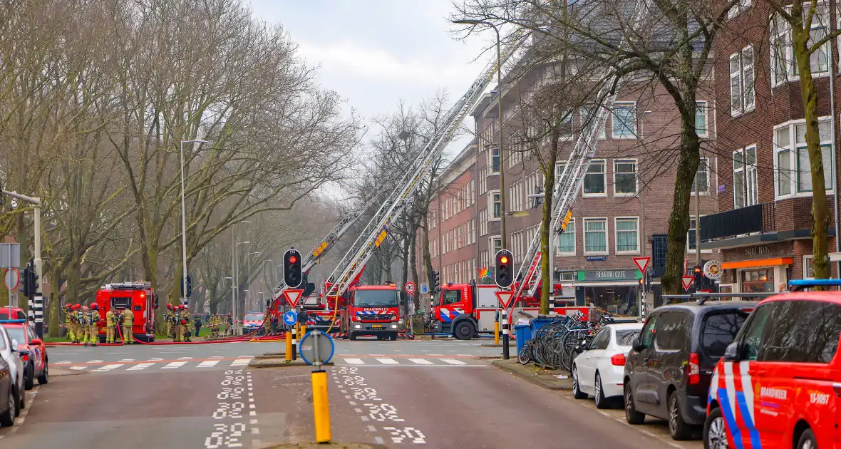Brandgerucht bij appartementen leidt tot grote brand - Foto 1
