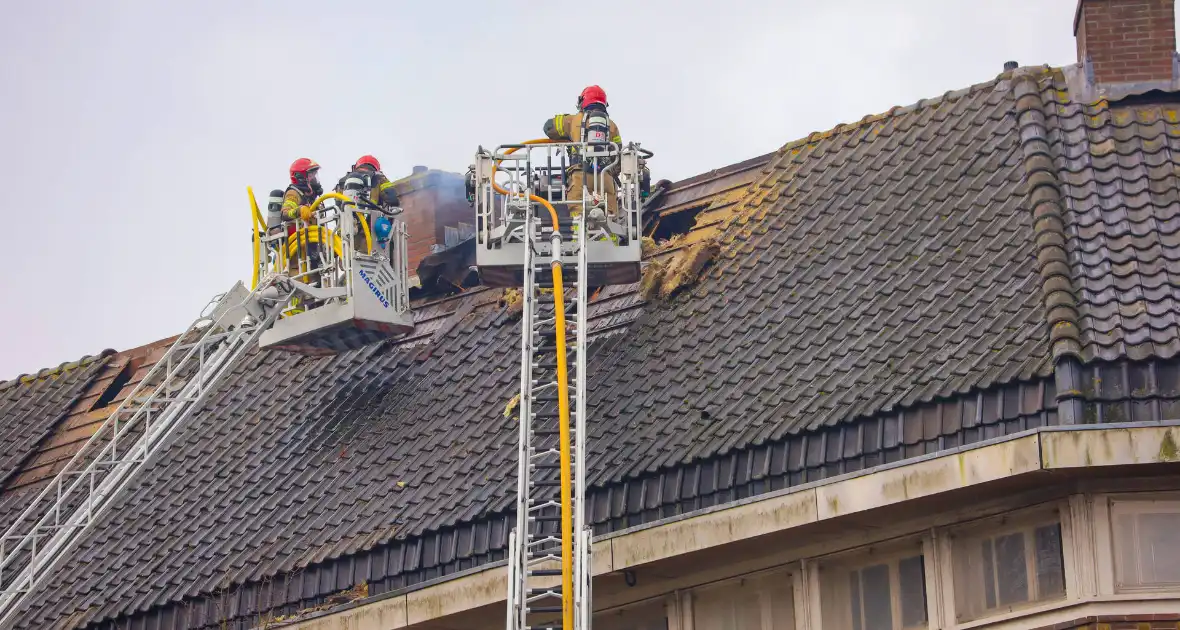 Brandgerucht bij appartementen leidt tot grote brand - Foto 5