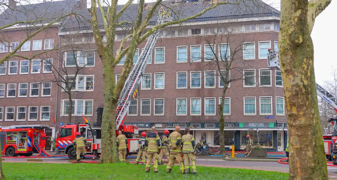Brandgerucht bij appartementen leidt tot grote brand - Foto 6