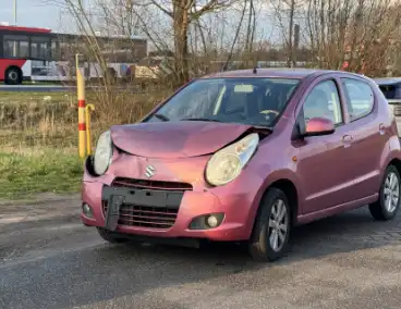 Automobiliste botst achterop vrachtwagen