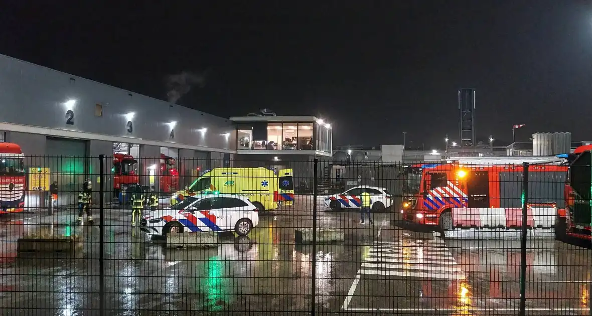 Hulpdiensten in actie bij bedrijfsongeval - Foto 1