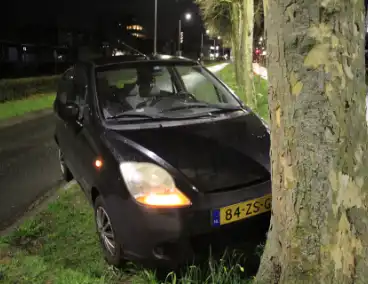 Auto botst tegen bomen