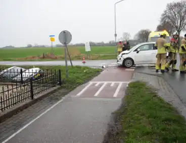 Bestelwagen komt in sloot tot stilstand
