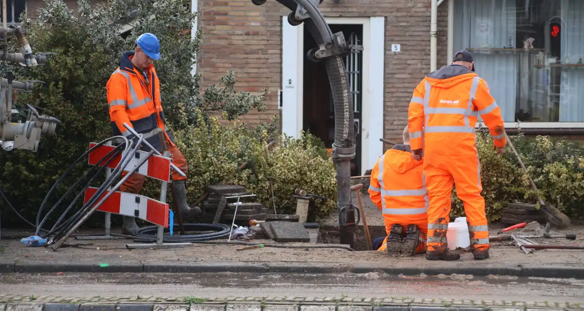 Waterleiding geraakt na graafwerkzaamheden - Foto 3