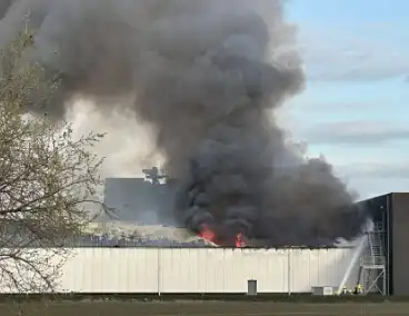 Brand in loods veroorzaakt grote rookontwikkeling