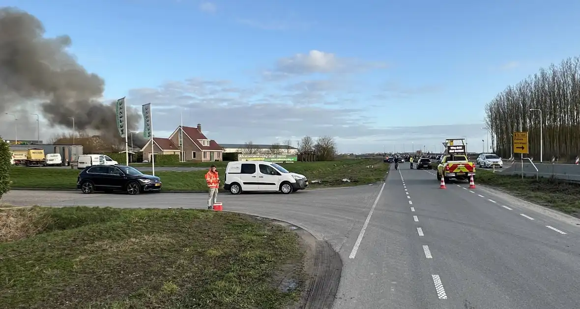 Brand in loods veroorzaakt grote rookontwikkeling - Foto 2