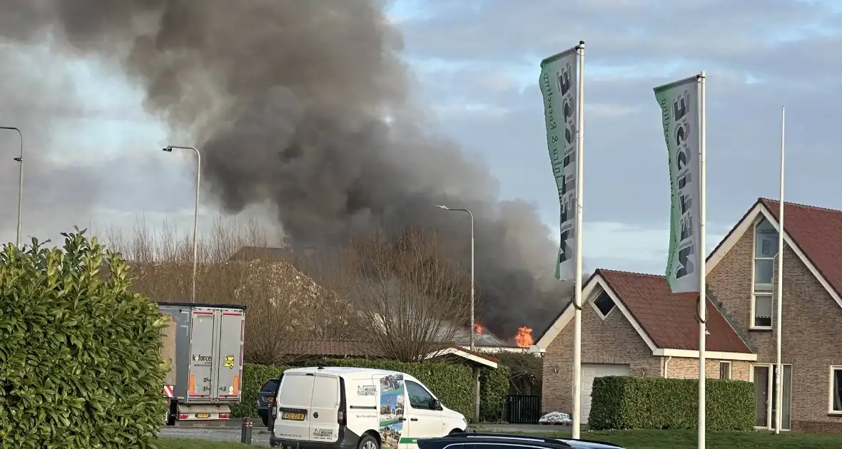Brand in loods veroorzaakt grote rookontwikkeling - Foto 3