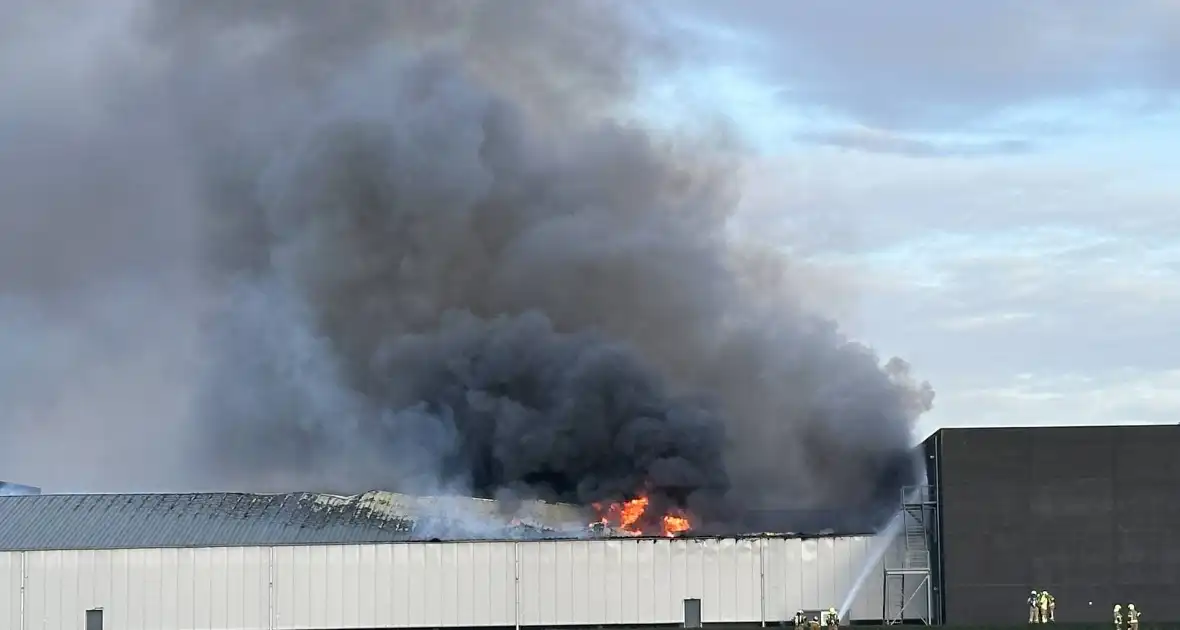Brand in loods veroorzaakt grote rookontwikkeling - Foto 4