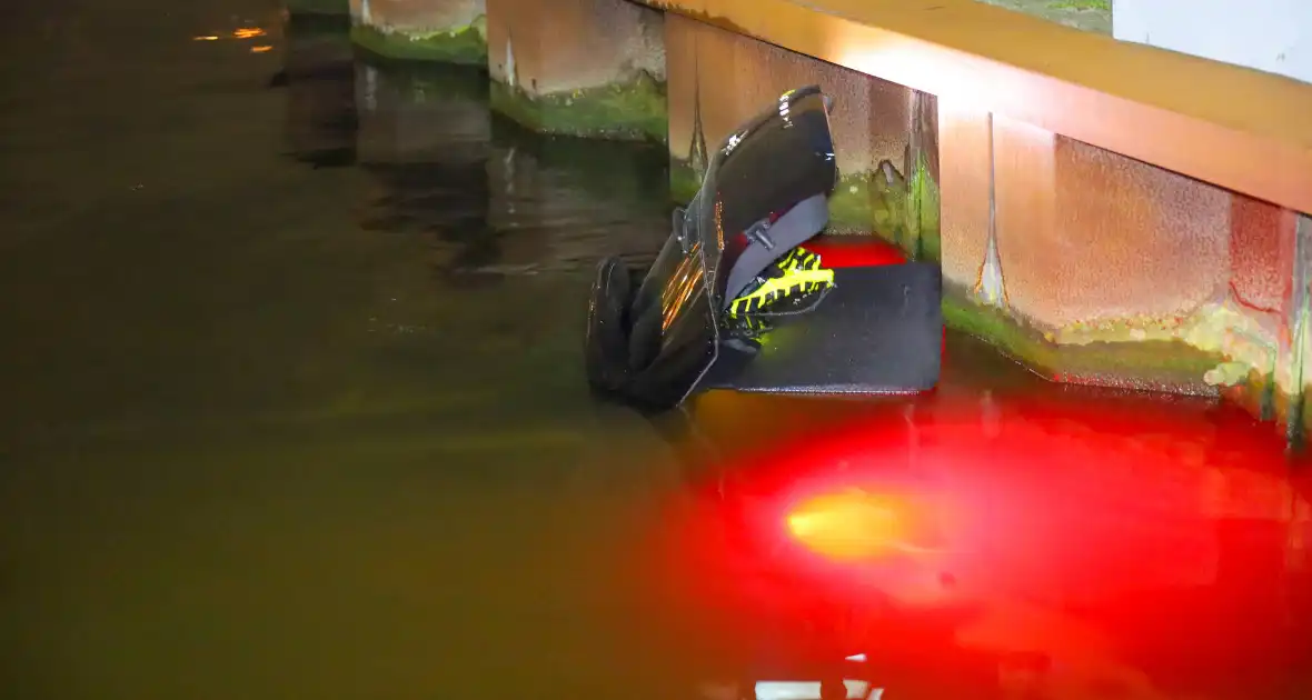 Auto te water tijdens parkeren