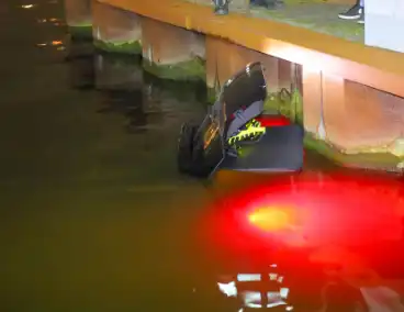 Auto te water tijdens parkeren