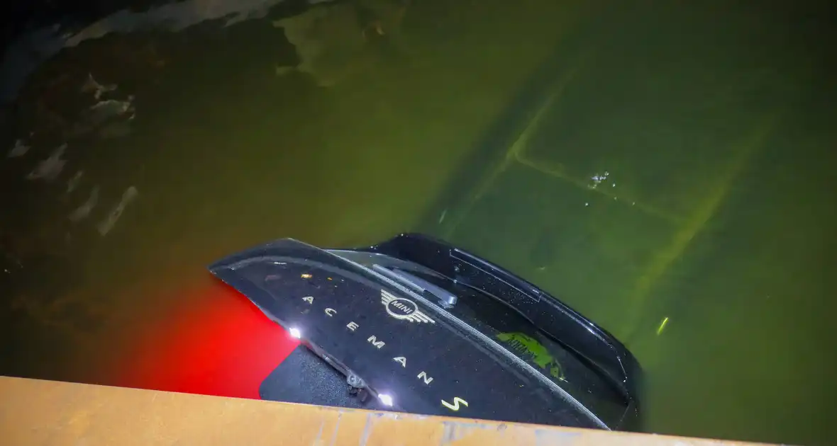 Auto te water tijdens parkeren - Foto 1