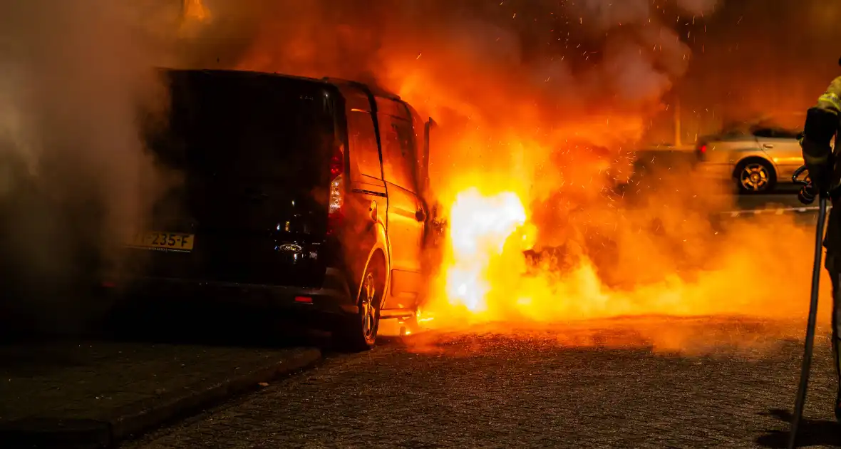 Brand in bestelbusje na harde klap
