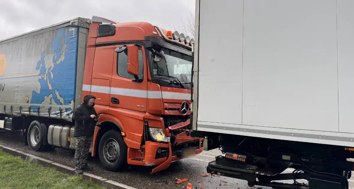 Gewonde bij aanrijding tussen vrachtwagens
