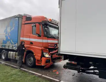 Gewonde bij aanrijding tussen vrachtwagens