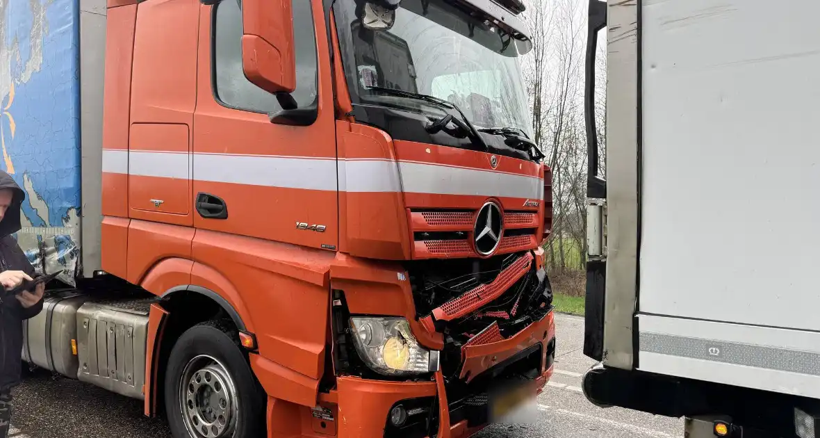 Gewonde bij aanrijding tussen vrachtwagens - Foto 1