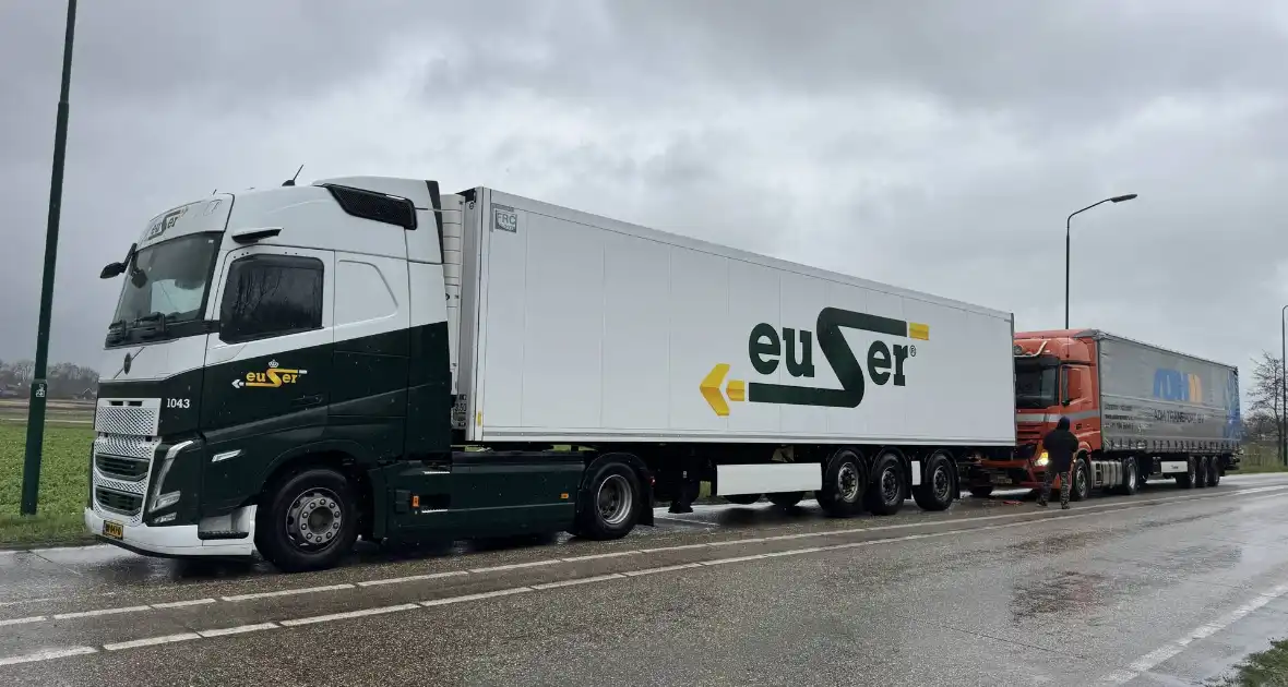 Gewonde bij aanrijding tussen vrachtwagens - Foto 2