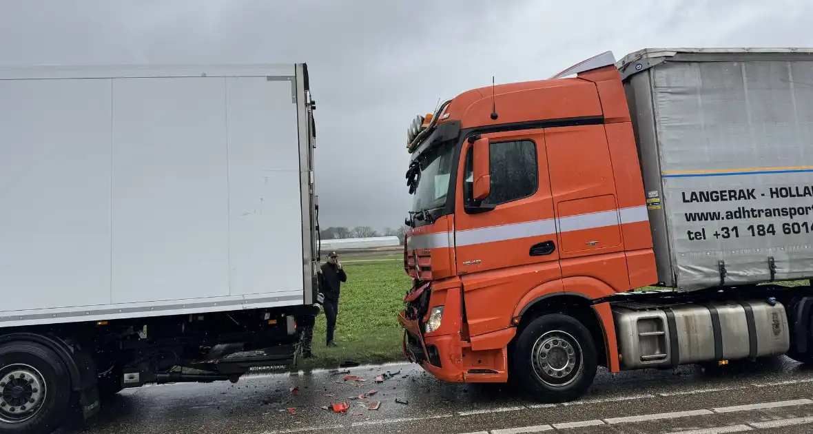 Gewonde bij aanrijding tussen vrachtwagens - Foto 3