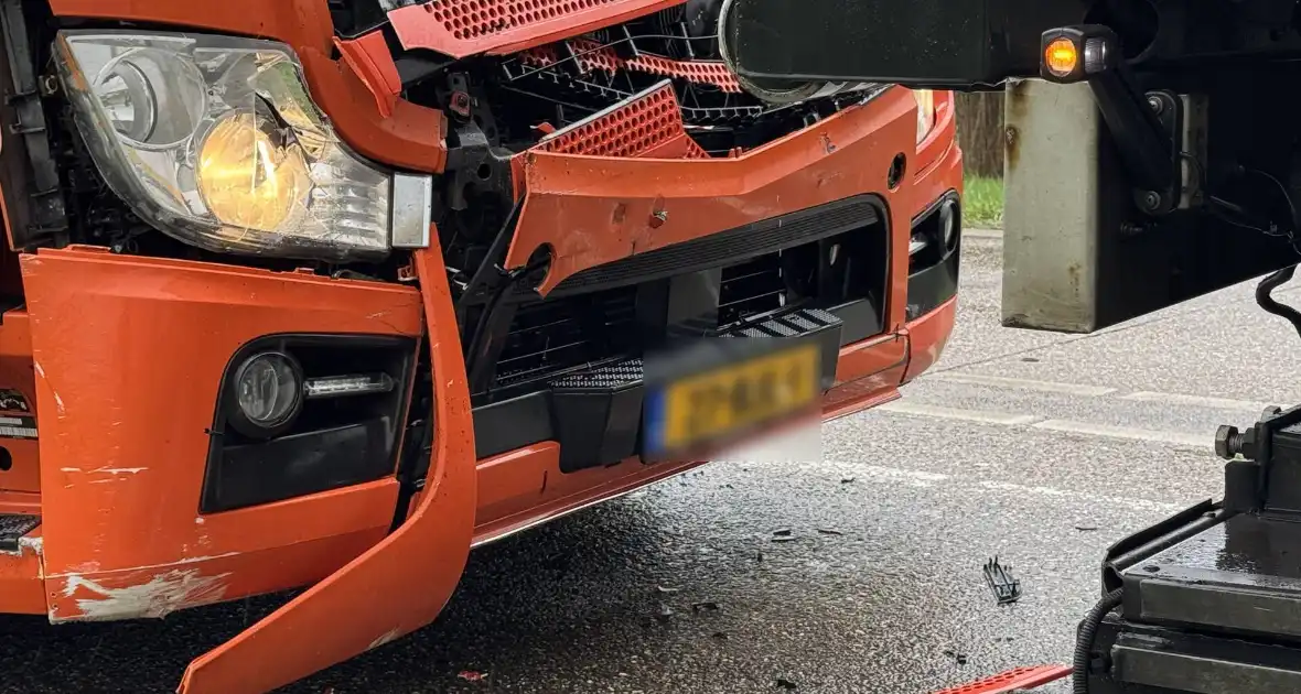 Gewonde bij aanrijding tussen vrachtwagens - Foto 4