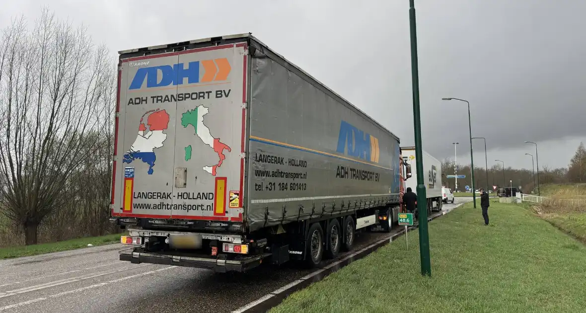 Gewonde bij aanrijding tussen vrachtwagens - Foto 5