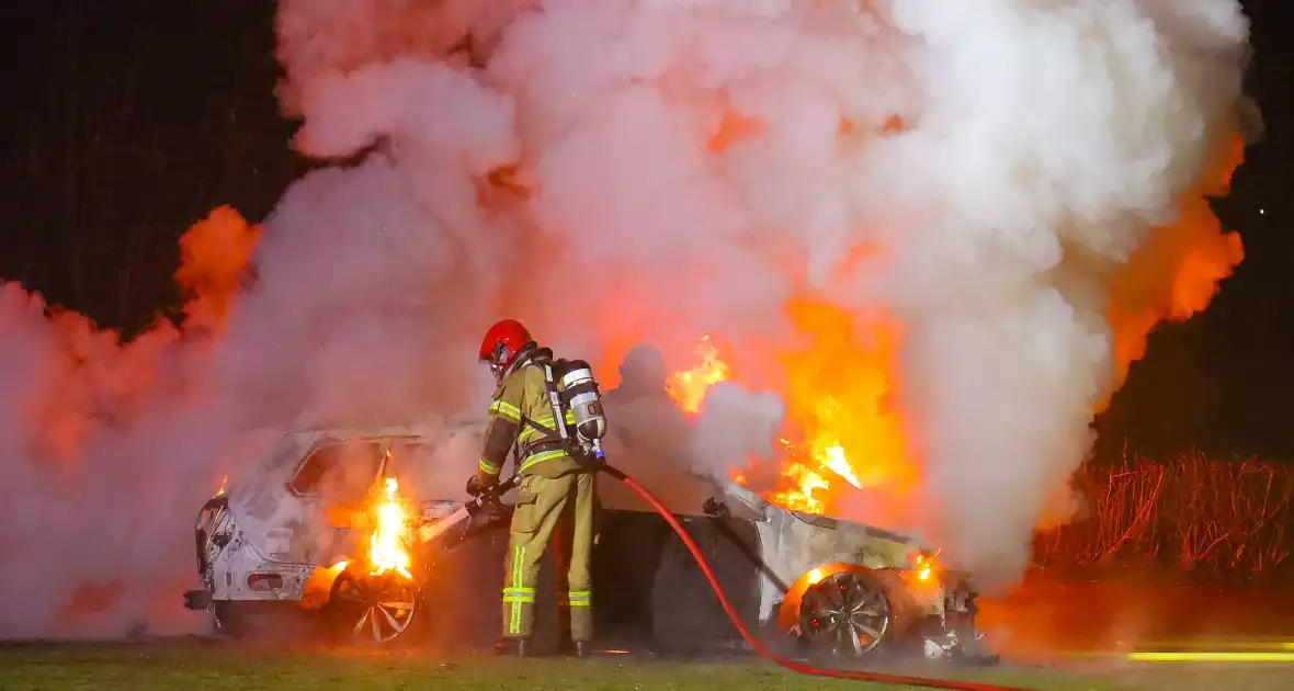 Brand verwoest meerdere voertuigen op parkeerterrein