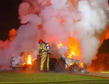 Brand verwoest meerdere voertuigen op parkeerterrein