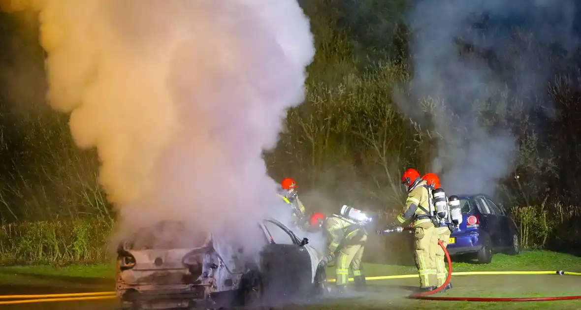 Brand verwoest meerdere voertuigen op parkeerterrein - Foto 1