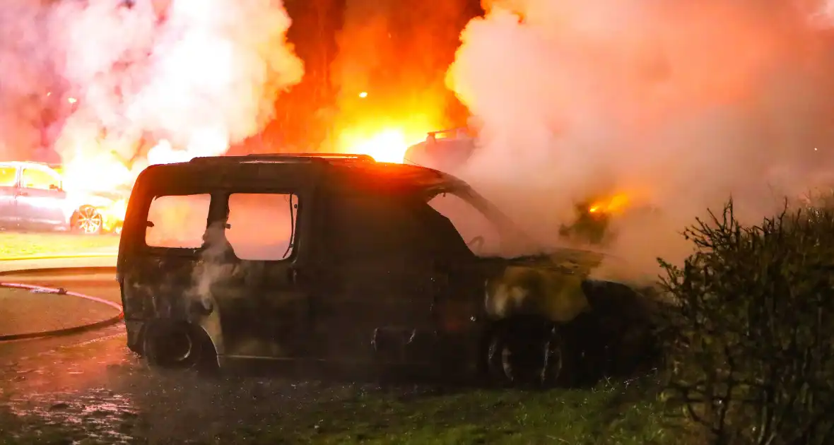 Brand verwoest meerdere voertuigen op parkeerterrein - Foto 3