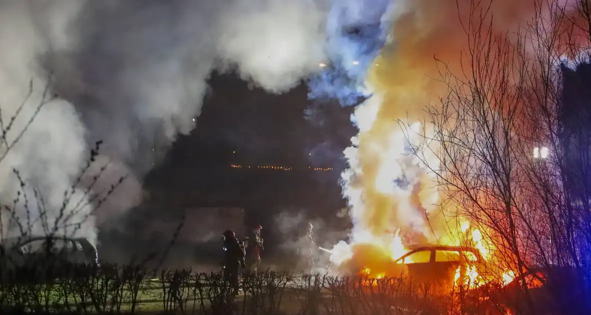 Brand verwoest meerdere voertuigen op parkeerterrein - Foto 4