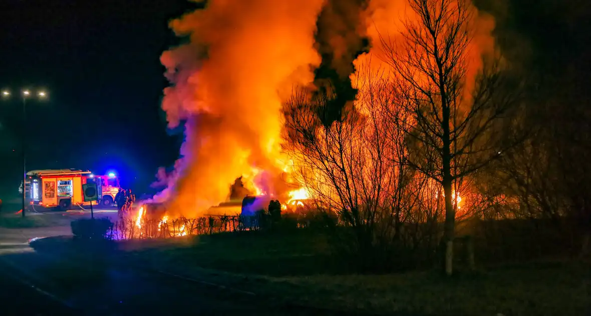 Brand verwoest meerdere voertuigen op parkeerterrein - Foto 5