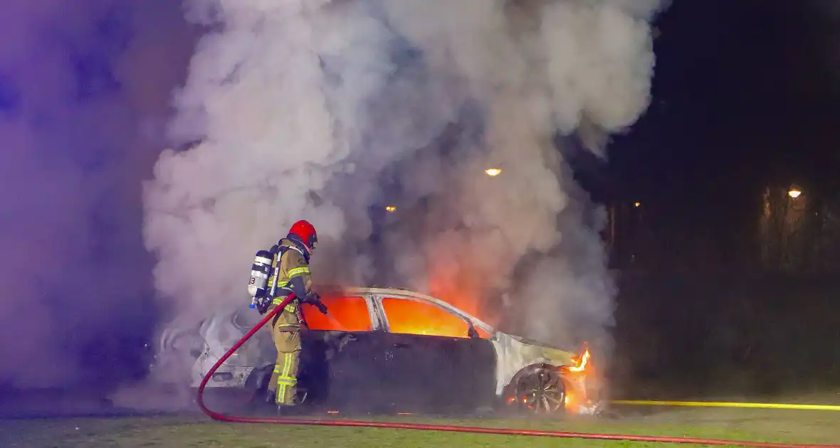 Brand verwoest meerdere voertuigen op parkeerterrein - Foto 6
