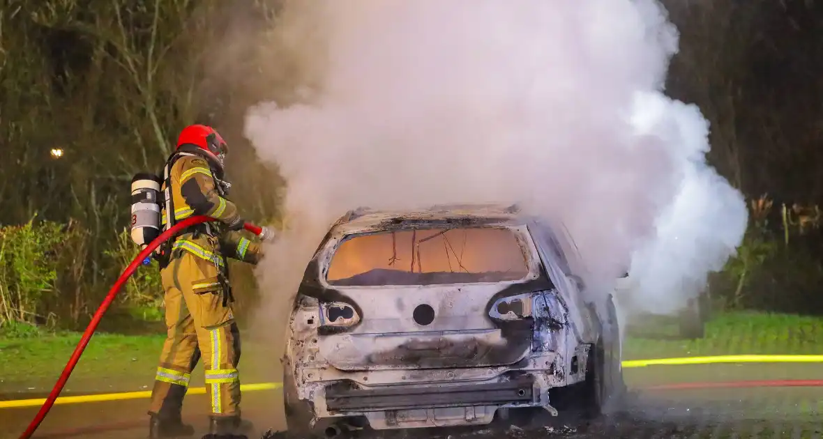 Brand verwoest meerdere voertuigen op parkeerterrein - Foto 7