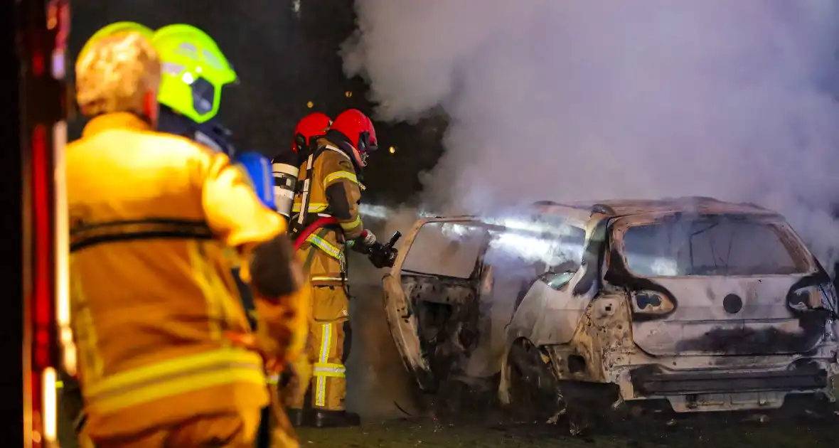 Brand verwoest meerdere voertuigen op parkeerterrein - Foto 8