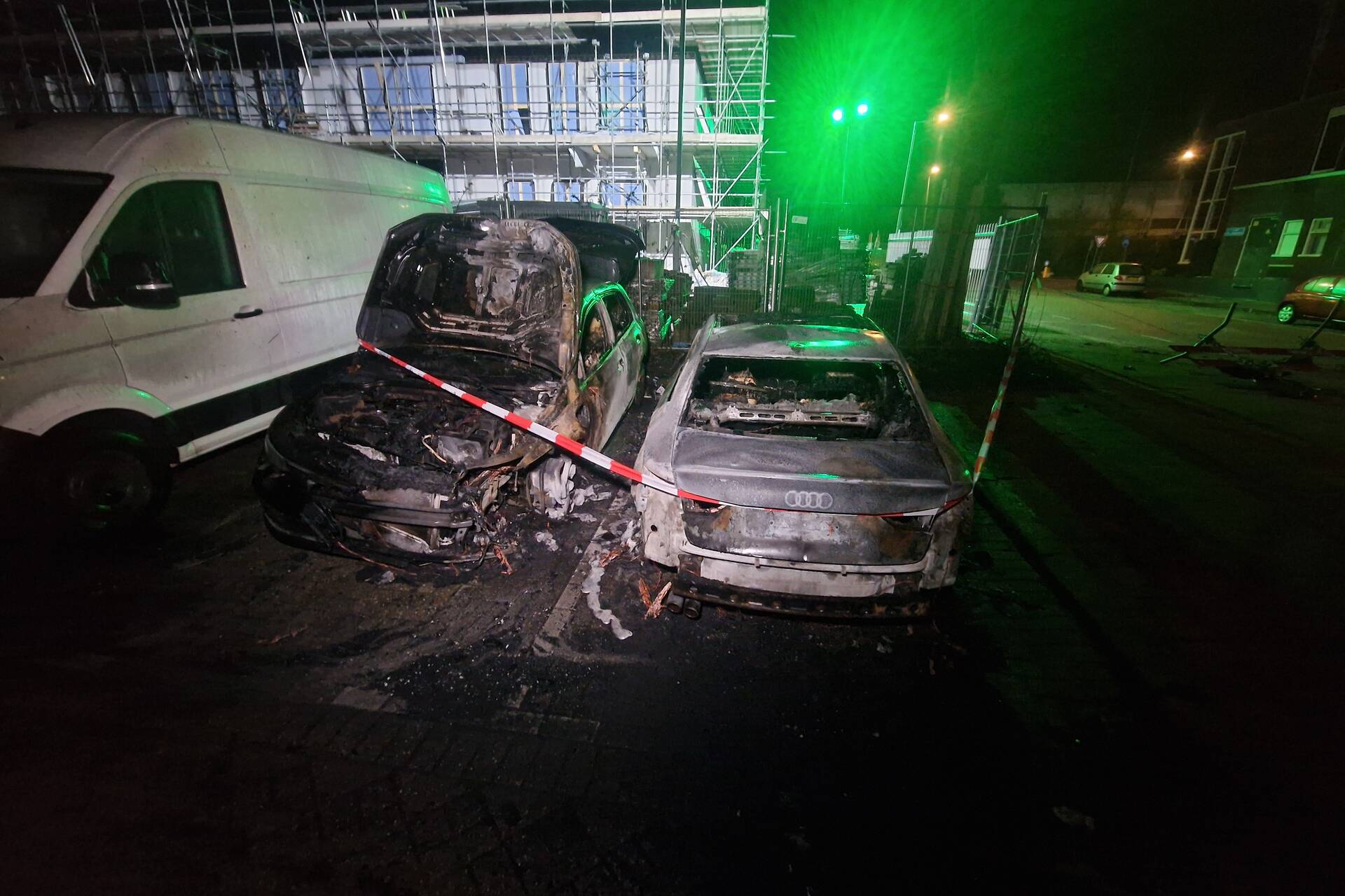 Twee auto's verwoest door brand, politie vermoedt brandstichting