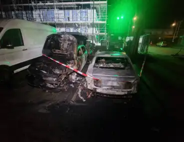 Twee auto's verwoest door brand, politie vermoedt brandstichting