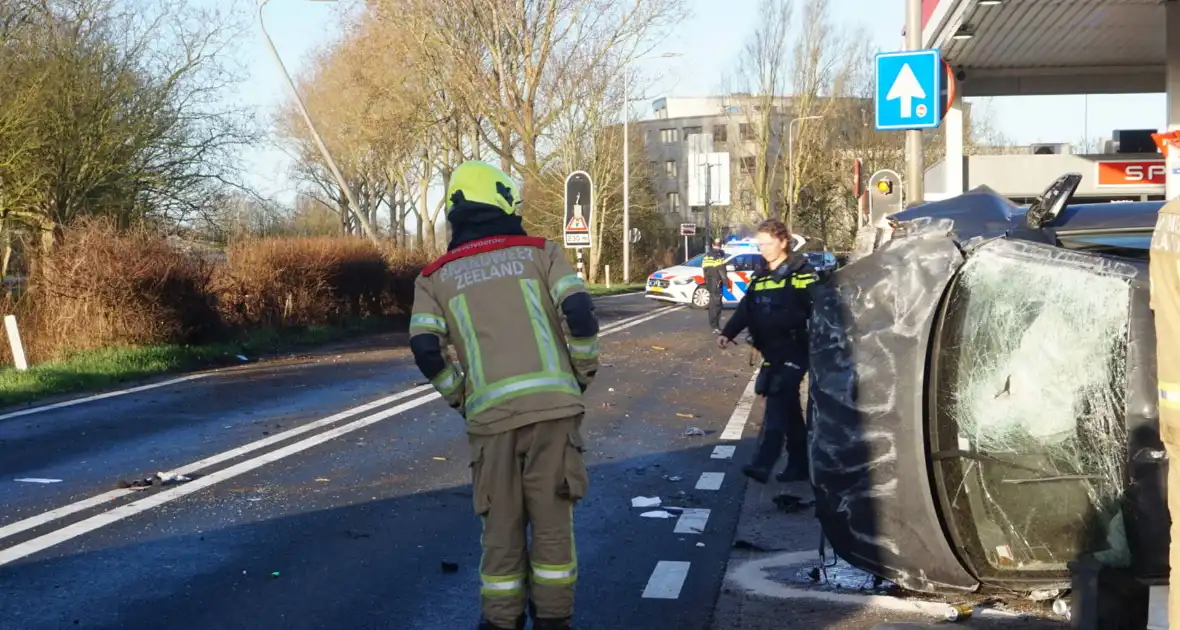 Auto-ongeluk zorgt voor ravage