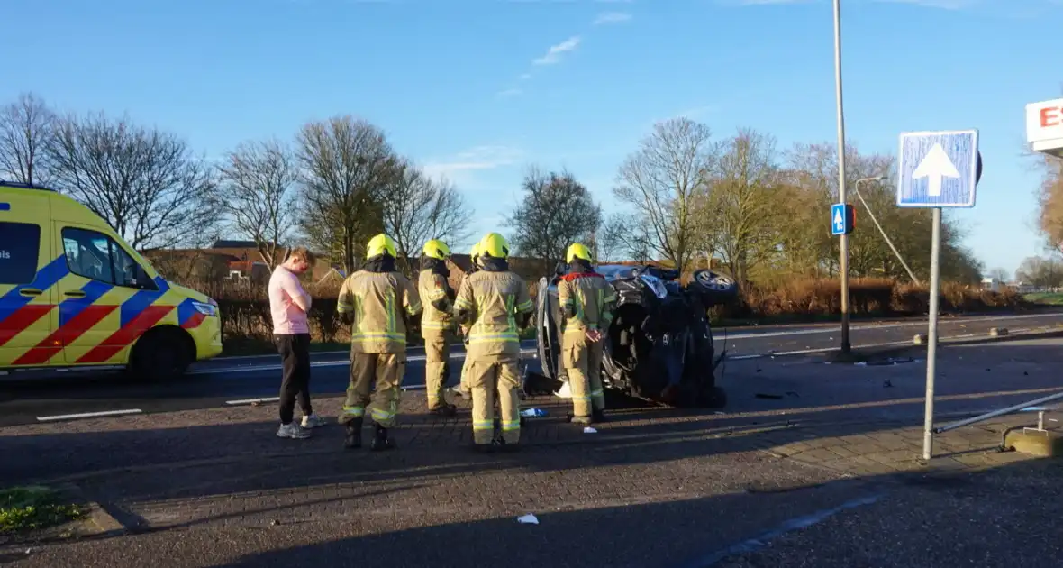 Auto-ongeluk zorgt voor ravage - Foto 1