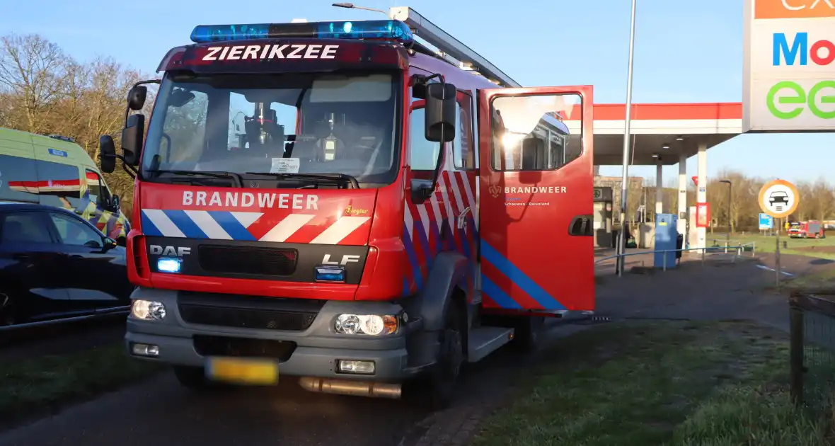 Auto-ongeluk zorgt voor ravage - Foto 10
