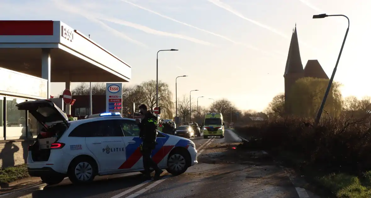 Auto-ongeluk zorgt voor ravage - Foto 11