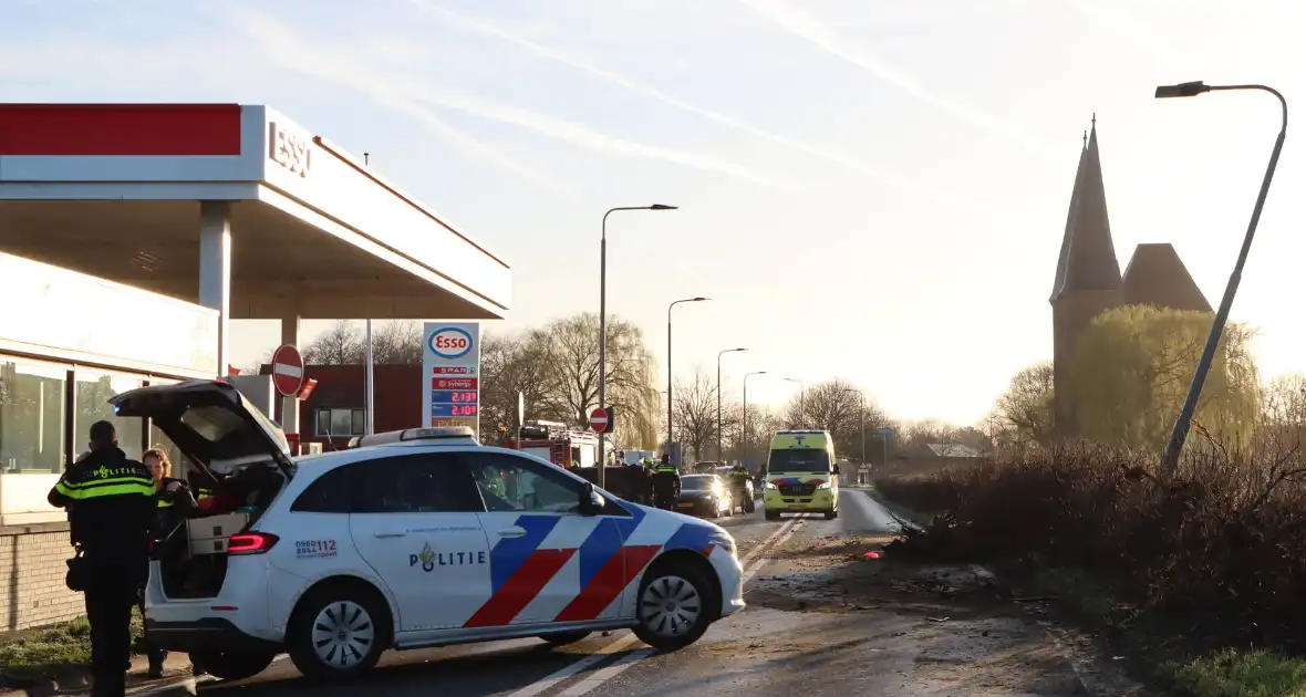 Auto-ongeluk zorgt voor ravage - Foto 12