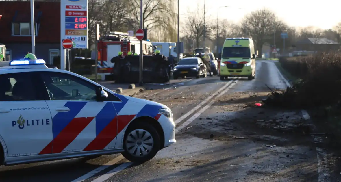 Auto-ongeluk zorgt voor ravage - Foto 13