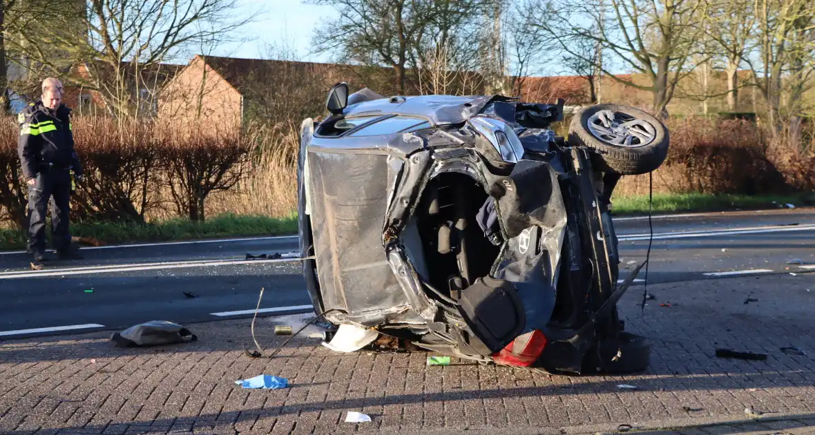 Auto-ongeluk zorgt voor ravage - Foto 15