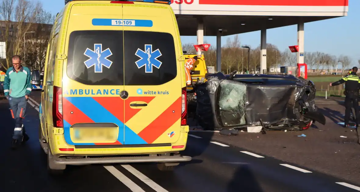 Auto-ongeluk zorgt voor ravage - Foto 16