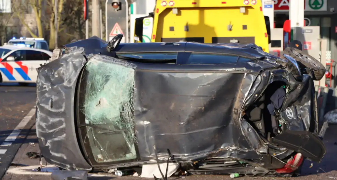 Auto-ongeluk zorgt voor ravage - Foto 17