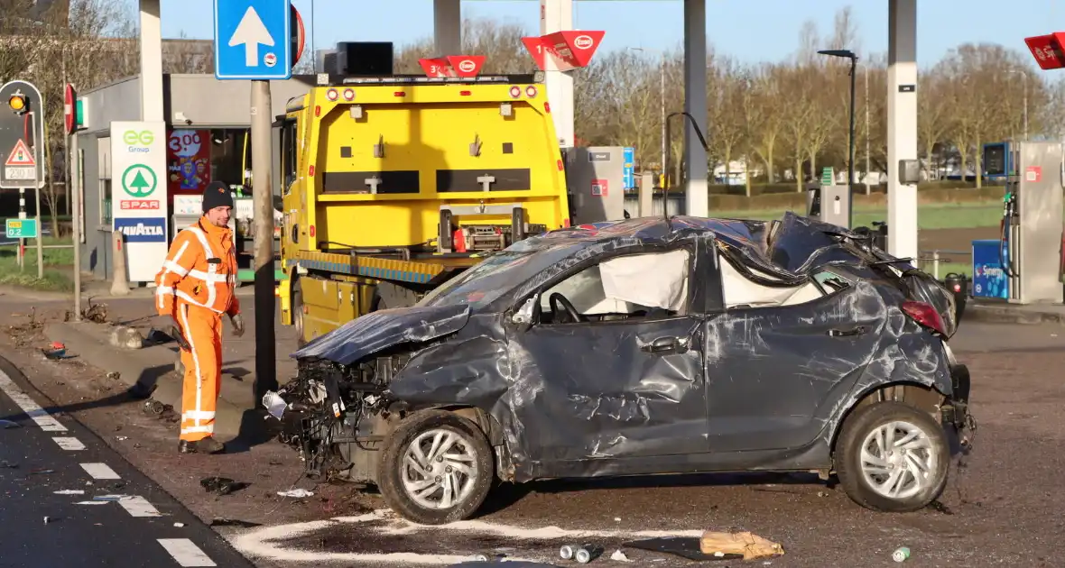Auto-ongeluk zorgt voor ravage - Foto 18
