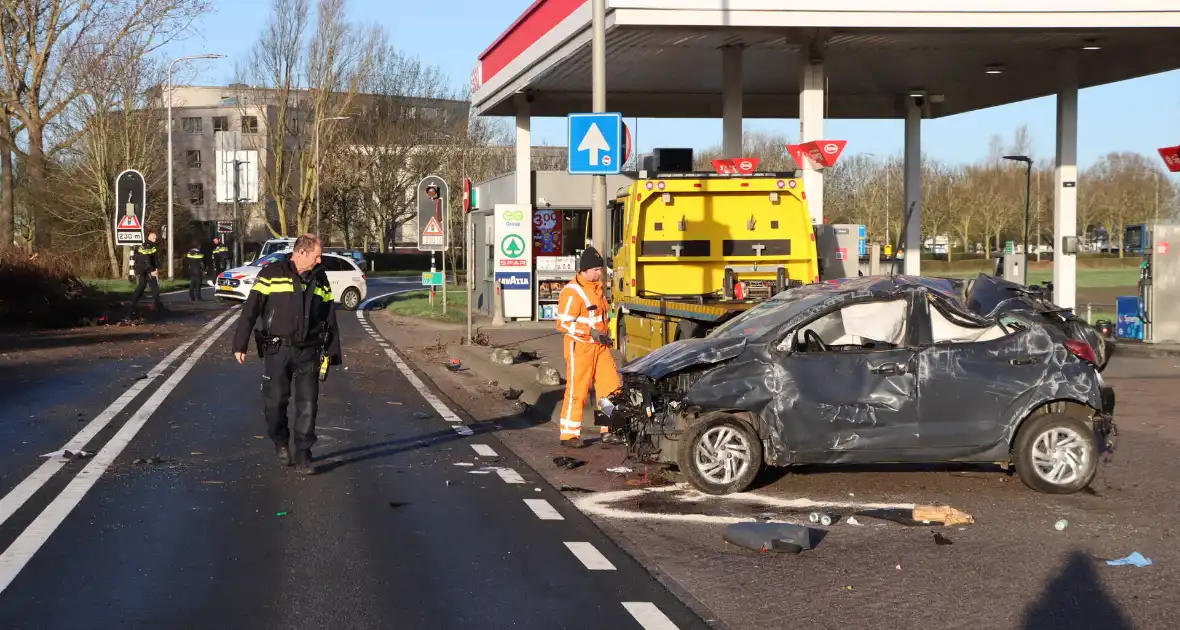 Auto-ongeluk zorgt voor ravage - Foto 19