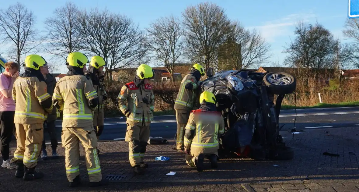 Auto-ongeluk zorgt voor ravage - Foto 2