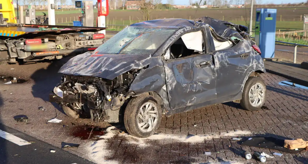 Auto-ongeluk zorgt voor ravage - Foto 20
